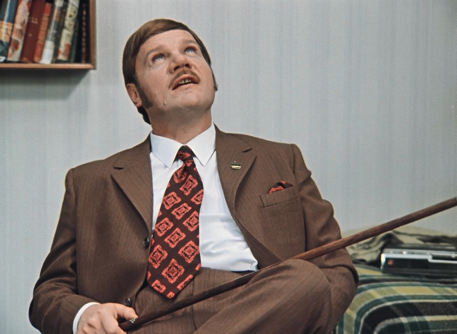 Замечательно. Поразительно. Гениально! Слушайте, я не узнаю вас в гриме! Кто вы такой? Сергей Бондарчук? Нет... Юрий Никулин? Нет-нет-нет-нет. Боже мой!... Иннокентий Смоктуновский… Кеша!