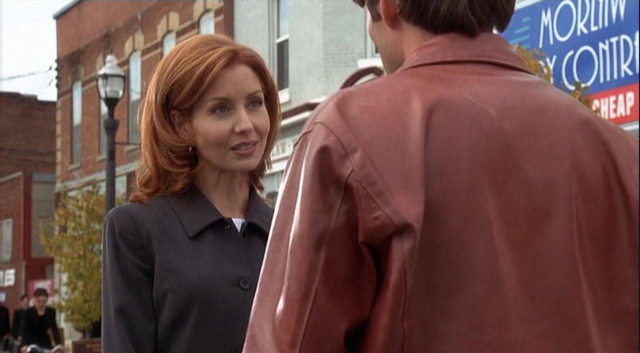 Нил Оливер Валери МакКейб — Валери МакКейб. Йель. 1991-й год. Для гостей города скидки. Мы обязательно выиграем.
— Вы даже дела не знаете.
— Дело Мэдисона — мелкое дело. Гости всё время нарываются. У Джей Джей Мэдисона даже кота нет. У него аллергия. Я легко добьюсь снятия обвинения.
— У него не было кота? Но зачем тогда подавать в суд?
— Потому что он может.
— Что?
— Все жители Морлоу — юристы, все подают на всех остальных. Так мы гарантируем право зарабатывать на жизнь своей профессией.
— Безумие!