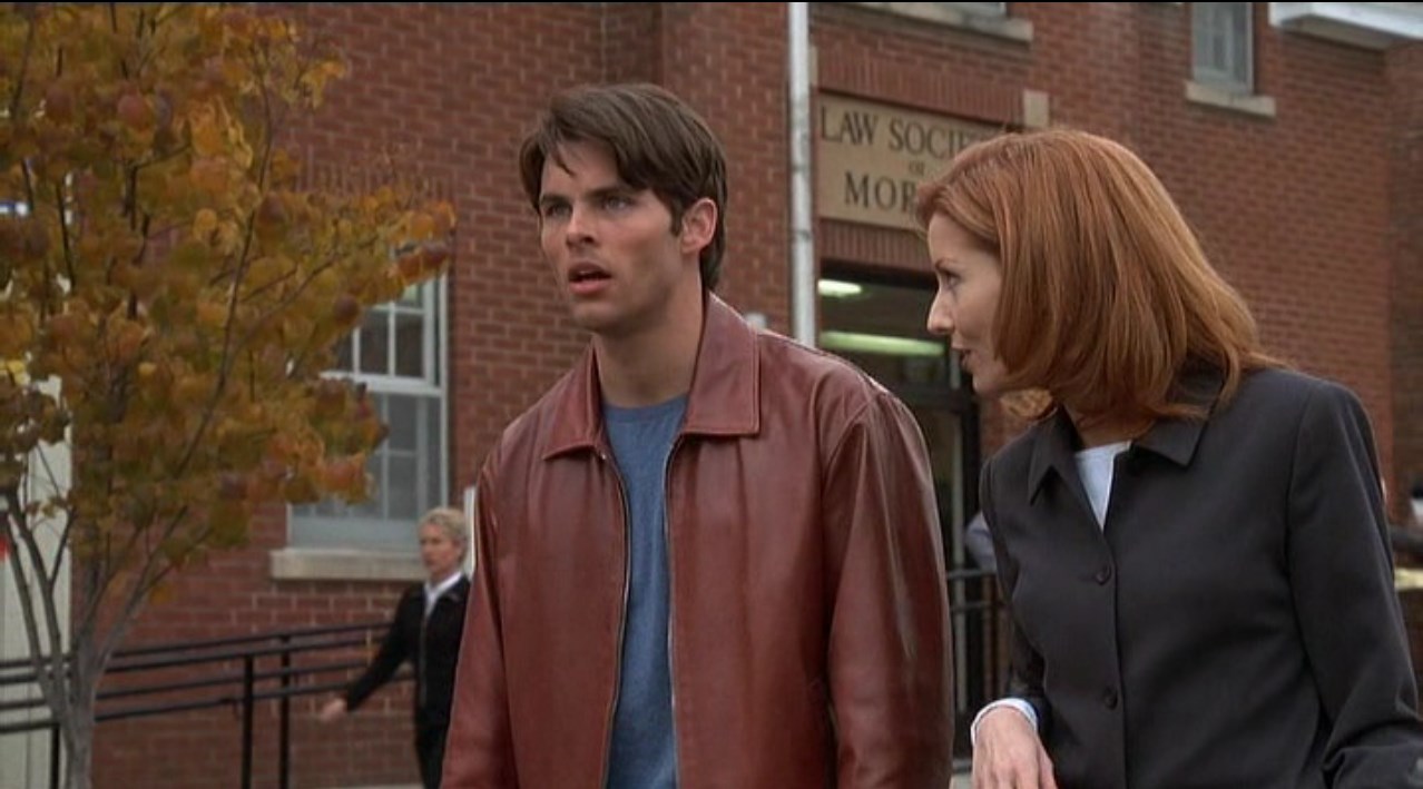 Нил Оливер Валери МакКейб — Валери МакКейб. Йель. 1991-й год. Для гостей города скидки. Мы обязательно выиграем.
— Вы даже дела не знаете.
— Дело Мэдисона — мелкое дело. Гости всё время нарываются. У Джей Джей Мэдисона даже кота нет. У него аллергия. Я легко добьюсь снятия обвинения.
— У него не было кота? Но зачем тогда подавать в суд?
— Потому что он может.
— Что?
— Все жители Морлоу — юристы, все подают на всех остальных. Так мы гарантируем право зарабатывать на жизнь своей профессией.
— Безумие!