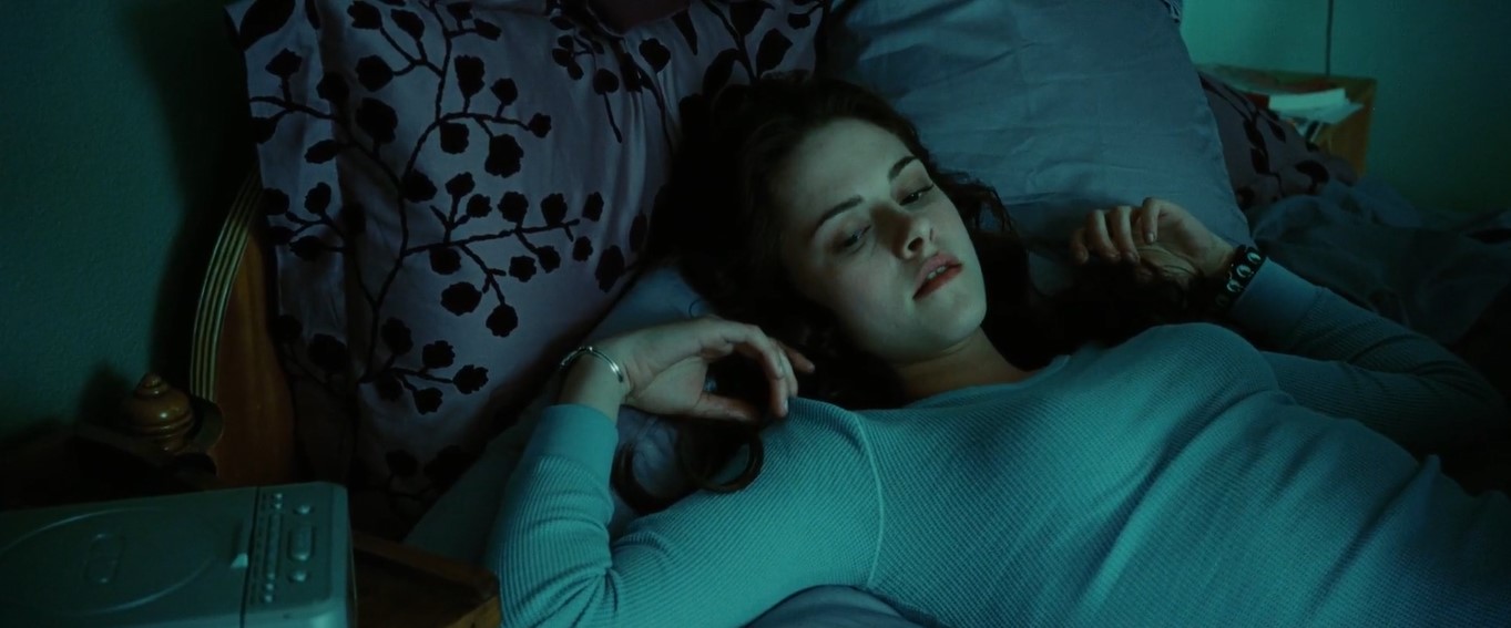 В трех вещах я была совершенно уверена: во-первых, Эдвард был вампиром, во-вторых, какая-то его часть, и я не знала насколько эта часть сильна, жаждала моей крови; и, в-третьих, я безоглядно и навсегда влюбилась в него.