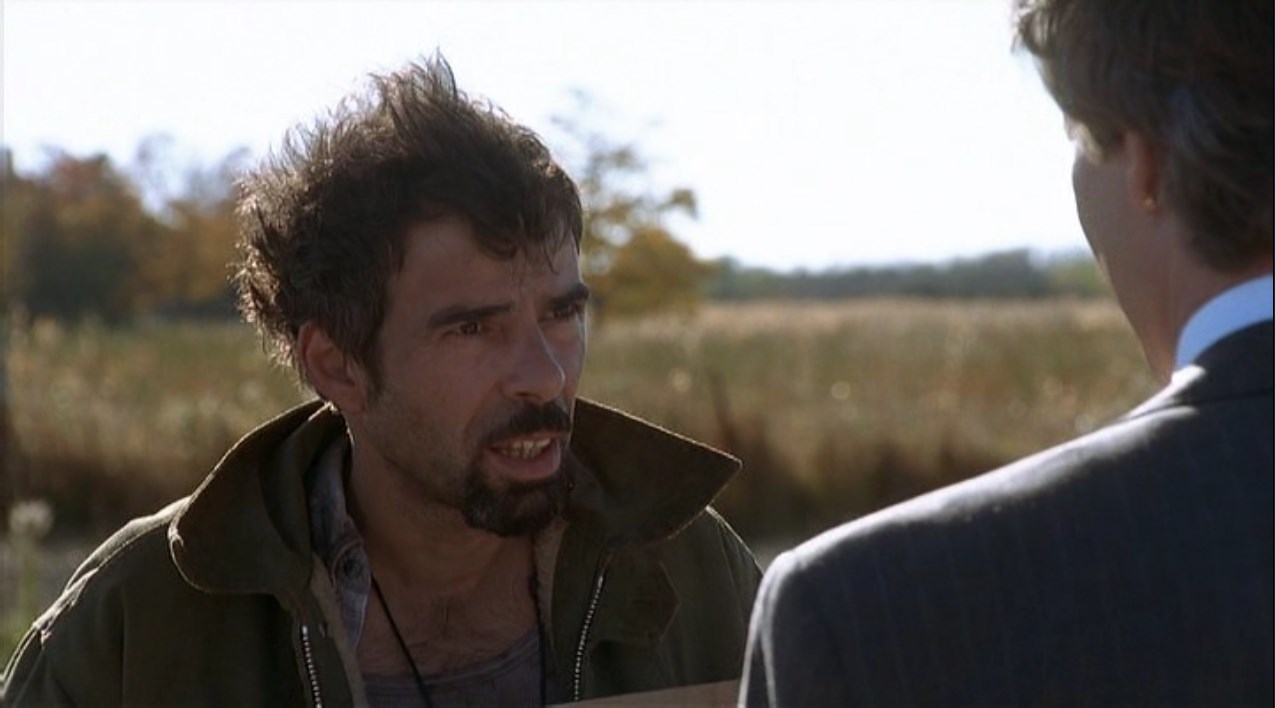 [бомж держит картонку с надписью «Работаю за еду»]
— Вот яблоко, еда, протрите лобовое стекло, поработайте.
— Я не стану мыть стекло за яблоко.
— Но здесь не сказано «могу работать за еду» или «меню ограничено». Тут написано — «буду работать за еду». Вот еда, вот работа. Какие проблемы?
— Просто не буду, и все.
— Тогда будем честными. Вам нужна не работа, а подачка, чтобы купить выпивку. Тут нет ничего плохого. Пьянство — великая традиция. Скажи вы прямо, я бы купил вам пива. Но, нарисовав этот плакат, вы составили контракт. И я заставлю вас выполнить его. Вот яблоко. Помойте машину.
— Пошел ты! Мне не нужно яблоко и я не стану мыть машину! Вот что я сделаю с вашим яблоком! [бросает яблоко в лобовое стекло]
— Вы взяли мою еду и обязаны вымыть машину. Мойте!
— Мистер Коди, это не так важно.
— Важно. Этот дурак лжет в письменной форме! Я не потерплю лжи ни от кого, тем более в письменной форме!