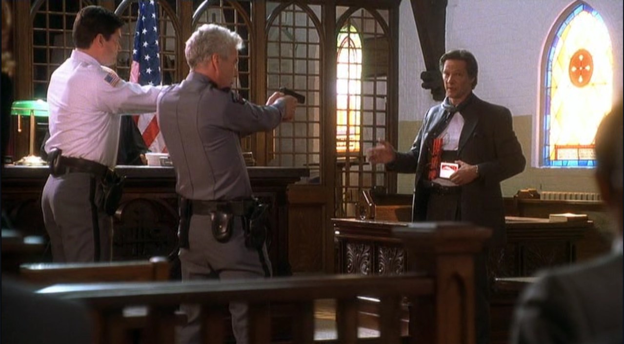 Господа, опустите оружие. Всем остальным сесть! Судья, засуньте палец себе в нос...  Наконец-то разобрались, кто тут главный. Судья, все это дело — ложь, не так ли? Палец не вынимать!