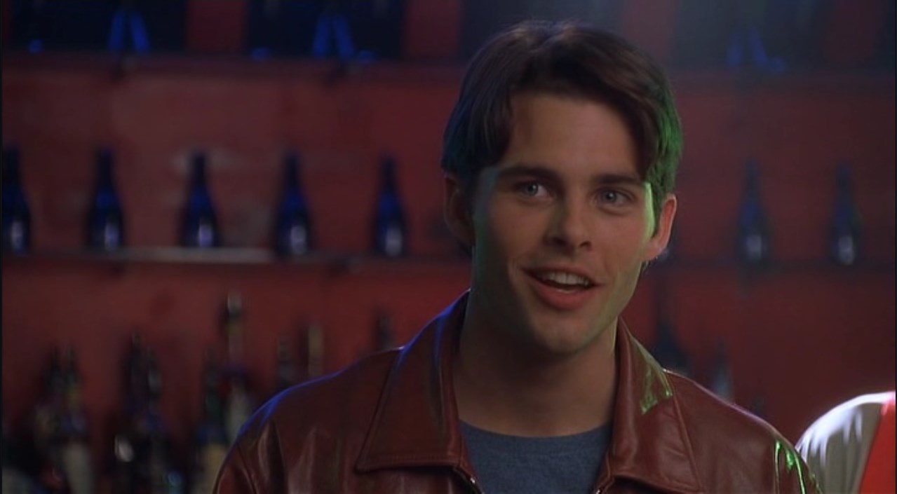 — Вы сидели рядом со своей посылкой. Почему же не взяли?
— Вы заключили сделку. Как я мог заставить вас нарушить клятву, скрепленную кровью? К тому же, вы потеряли все: деньги, сели в тюрьму, оставили девушку, бросили машину, что делает посылку более ценной. Теперь она обросла историями. Ну что ж, хотите знать, что внутри?
— Раньше хотел, но теперь это неважно. Какая разница, что в коробке. Истории, которыми она обросла, теперь намного важнее.
— Раз вы это поняли, я открываю.