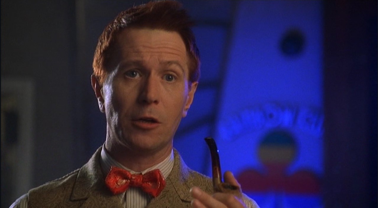 — Вы сидели рядом со своей посылкой. Почему же не взяли?
— Вы заключили сделку. Как я мог заставить вас нарушить клятву, скрепленную кровью? К тому же, вы потеряли все: деньги, сели в тюрьму, оставили девушку, бросили машину, что делает посылку более ценной. Теперь она обросла историями. Ну что ж, хотите знать, что внутри?
— Раньше хотел, но теперь это неважно. Какая разница, что в коробке. Истории, которыми она обросла, теперь намного важнее.
— Раз вы это поняли, я открываю.