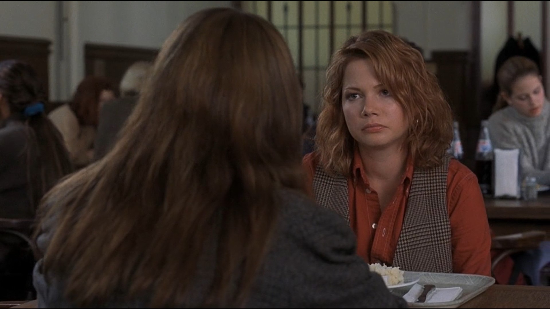 — Я просто не понимала, что делаю. Я просто воплощение всего самого плохого, и это выясняется лишь спустя какое-то время. Знаешь, иногда я просыпаюсь и чувствую себя так мерзко и гадко, что готова на все, чтобы мне стало лучше.
— Когда мы вместе, с тобой все в порядке. Ты весёлая, ты...
— Я притворяюсь.
— Все это делают.
— Я другая.