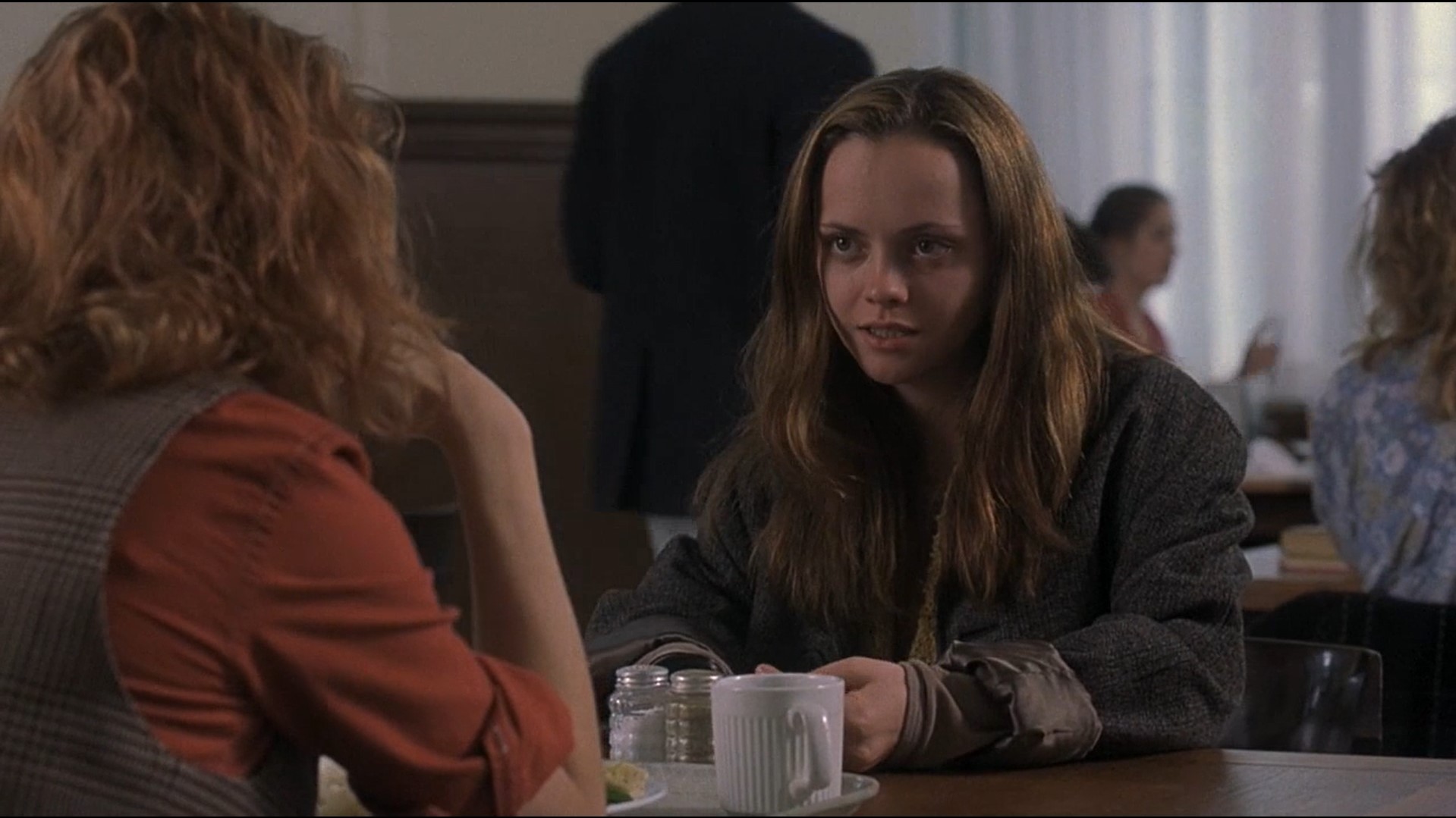 — Я просто не понимала, что делаю. Я просто воплощение всего самого плохого, и это выясняется лишь спустя какое-то время. Знаешь, иногда я просыпаюсь и чувствую себя так мерзко и гадко, что готова на все, чтобы мне стало лучше.
— Когда мы вместе, с тобой все в порядке. Ты весёлая, ты...
— Я притворяюсь.
— Все это делают.
— Я другая.