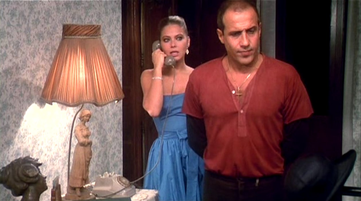 — Отель «Корона»?
— Нет, это бензоколонка.
— Я хочу забронировать комнату.
— Это бензоколонка. Вам нужен бензин?
— Есть одиночный номер с ванной?
— Вам ванну бензина?
— А комнаты нет? И двойного номера тоже?
— У меня есть масло, вам нужно?
— Поняла... мест нет...