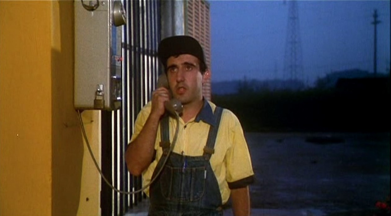 — Отель «Корона»?
— Нет, это бензоколонка.
— Я хочу забронировать комнату.
— Это бензоколонка. Вам нужен бензин?
— Есть одиночный номер с ванной?
— Вам ванну бензина?
— А комнаты нет? И двойного номера тоже?
— У меня есть масло, вам нужно?
— Поняла... мест нет...