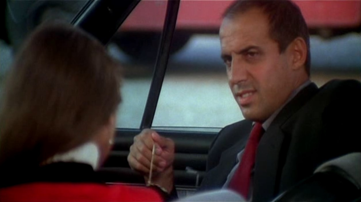 — Ты ещё ничего не сказал про мой костюм...
— А что, я должен был что-то сказать?
— Ну, положим, я его надела для тебя. Тебе нравится, не нравится? Выскажи свое мнение.
— Но ты и вчера в нем была.
— Нет, вчера был другой. Сегодня на мне костюм от Valentino.
— От Валентино? Я думал, это твой.
— Слушай, объясни мне одну вещь — ты в самом деле такой или прикидываешься?
— В самом деле такой — прикидываюсь.