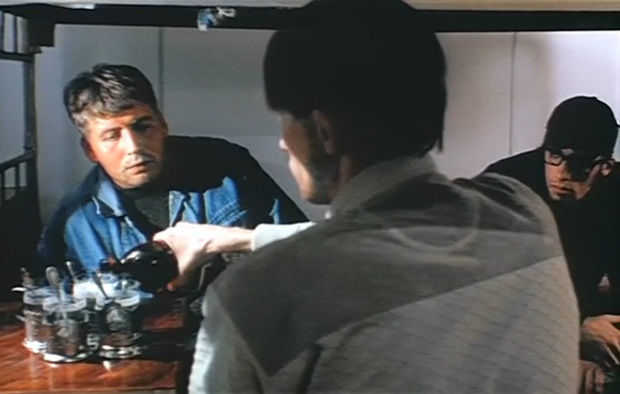 С верхней полки пердел проказник прапор, а мы мечтали о подвиге.