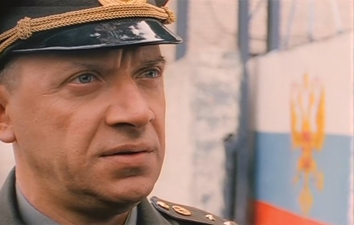 — На овощную базу похоже.
— Это не овощная база, товарищ призывник. Это то место, где вы интересно и чрезвычайно увлекательно проведёте ближайшие два года.