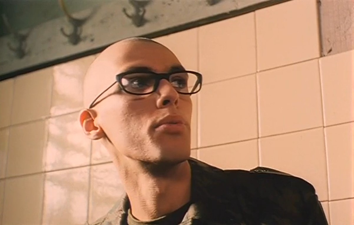 — Пришивайте подворотничок к воротничку.
— А мы не умеем.
— Никто не умеет… Дело не в умении, не в желании, и вообще ни в чём. Дело в самом пришивании подворотничка.