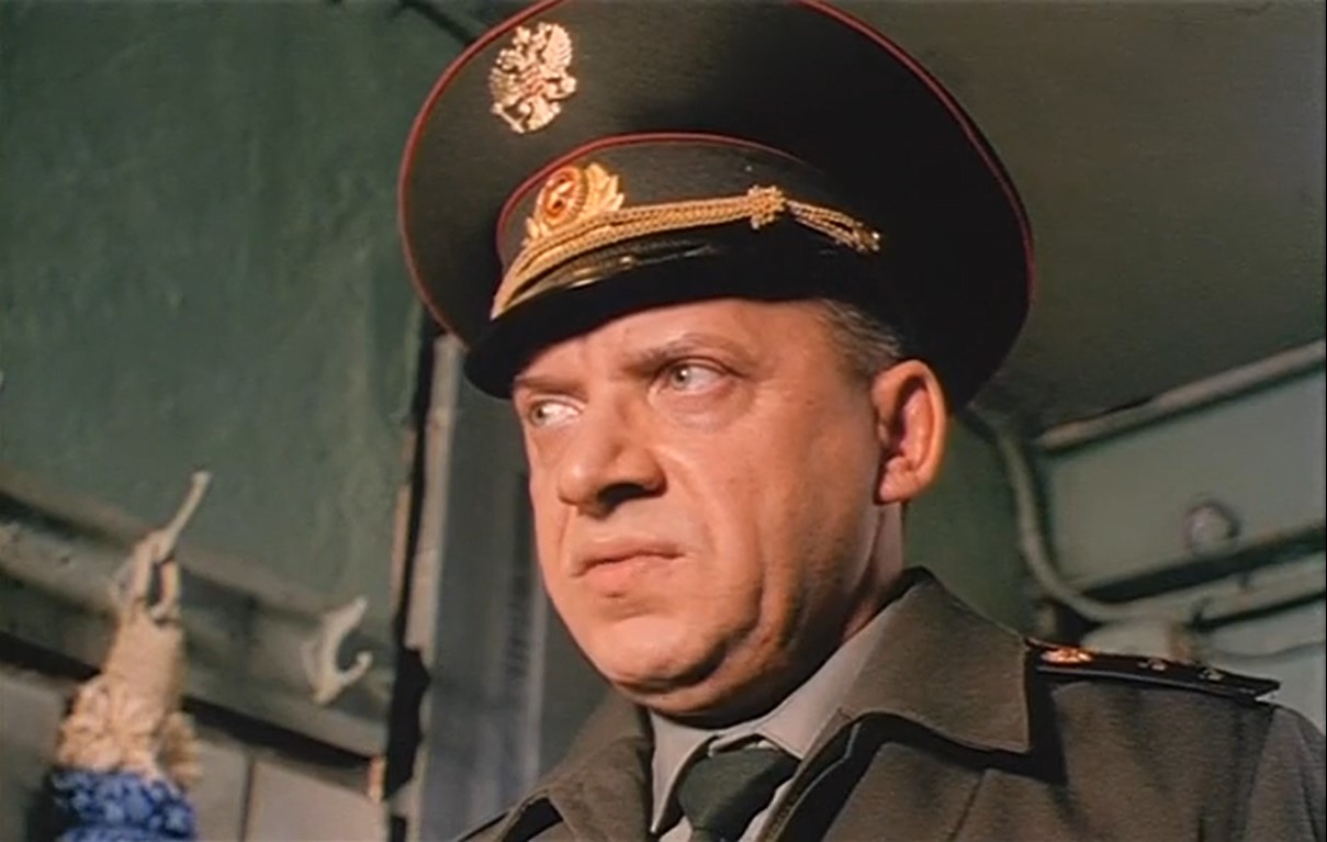 — Пришивайте подворотничок к воротничку.
— А мы не умеем.
— Никто не умеет… Дело не в умении, не в желании, и вообще ни в чём. Дело в самом пришивании подворотничка.