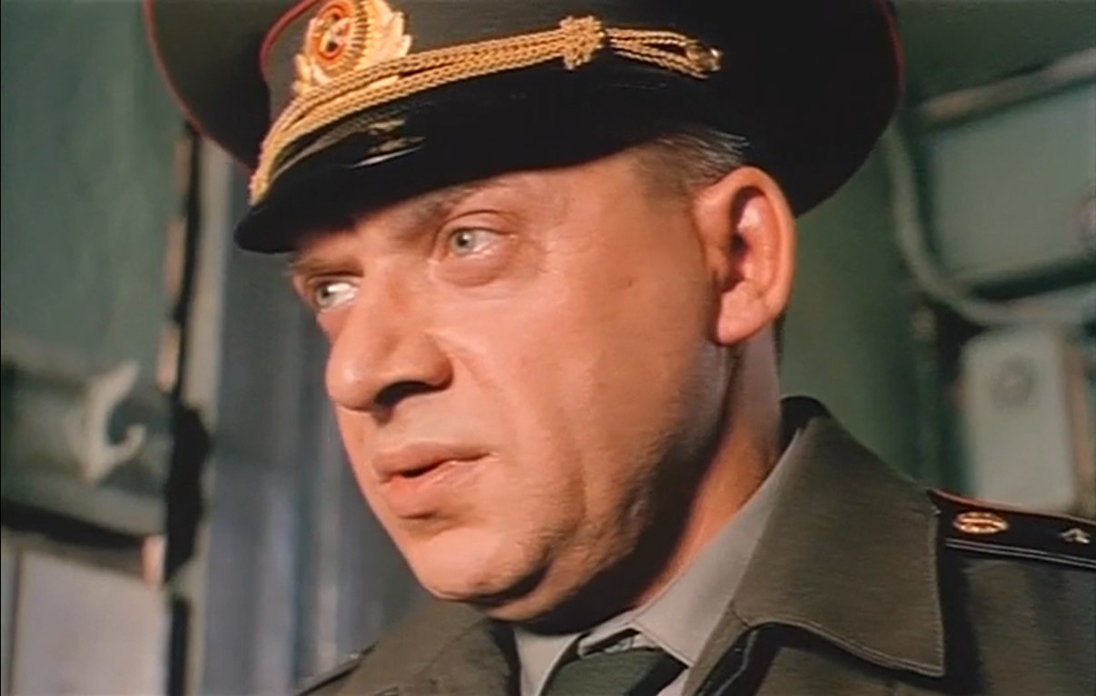 Армия — не просто доброе слово, а очень быстрое дело. Так мы выигрывали все войны. Пока противник рисует карты наступления, мы меняем ландшафты, причём вручную. Когда приходит время атаки, противник теряется на незнакомой местности и приходит в полную небоеготовность. В этом смысл, в этом наша стратегия.