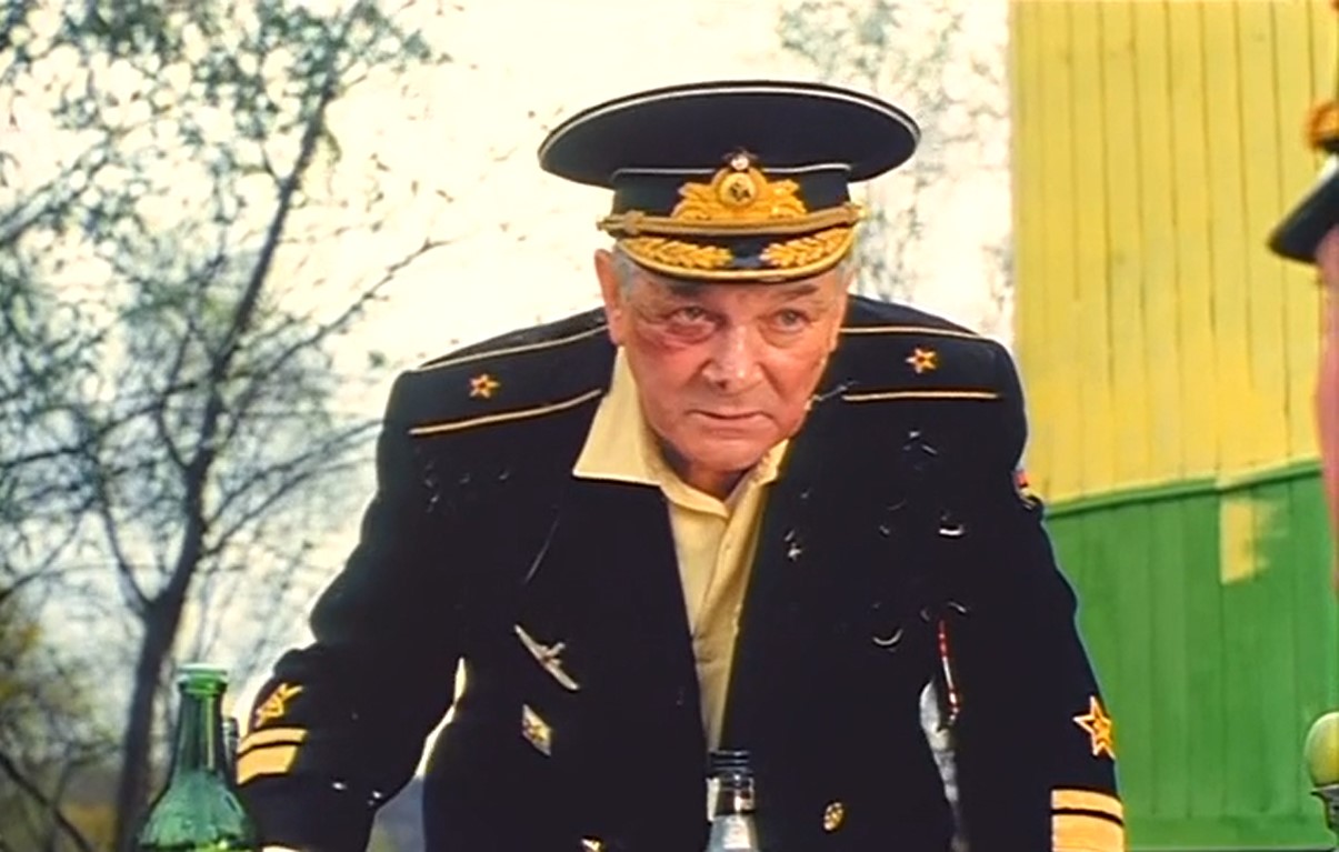 — Талалаев! Ты здесь прекращай всякие испытания… Свинёнок твой мутантом оказался. Глаз мне подбил и кортик отобрал!
— Учтём!