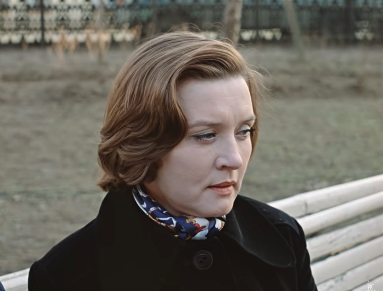 Господи, я столько раз представляла себе эту нашу с тобой встречу. Столько слов всяких придумывала. А встретились — и сказать нечего. По началу я еще очень сильно тебя любила, думала, что это мать тебя сбила с толку. Потом я тебя до смерти ненавидела. Потом мне ужасно хотелось, чтобы ты узнал о моих успехах и понял, как ты ошибся… А сейчас… Сейчас я думаю, если бы я не обожглась тогда так сильно, ничего бы из меня не получилось. Я думаю, хорошо, что ты на мне не женился.