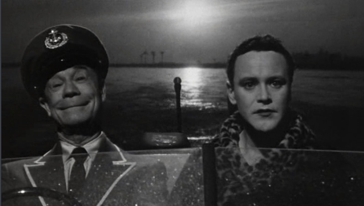 — Нет, Озгуд, давай начистоту. Я вообще не могу стать твоей женой!
— Почему?
— Ну... Хотя бы потому, что у меня крашеные волосы!
— Это не важно.
— А я курю! Дымлю как паровоз!
— И это не важно.
— А какое у меня прошлое? Прорва мужчин и в том числе один саксофонист!
— Я тебя прощаю.
— О, Боже!... Я никогда не рожу тебе ребёнка!
— Усыновим чужого.
— Ну уж если тебе и этого мало... Эх, я ведь МУЖЧИНА!
— Ну, у каждого свои недостатки.