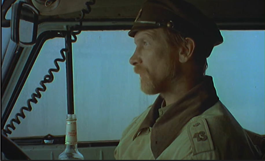 — Сейчас модно держать странных животных. Вон наш участковый Кирюхин поимел себе коалу и теперь эвкалипт усаживает на приусадебном участке. Коалы страсть как эвкалиптовые листья любят. Кирюхин пытался конечно эвкалиптовой настойкой пропитывать наши отечественные березовые листья, но тот ни в какую.
— Мда... На Руси, слава Богу, дураков лет на сто припасено.