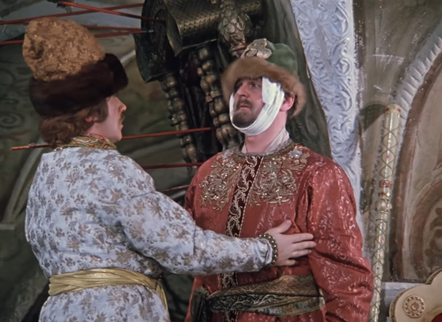 — Ну как?
— Ой не похож, ой халтура! Дай хоть зубы подвяжу...