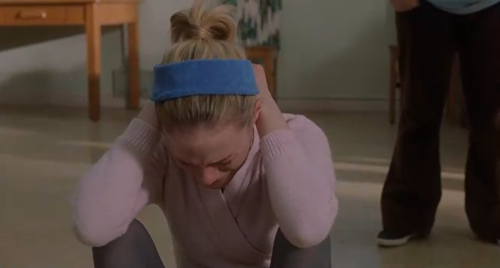 — Какое же из тебя дерево, когда ты так согнулась?
— Я поганый куст, ясно?