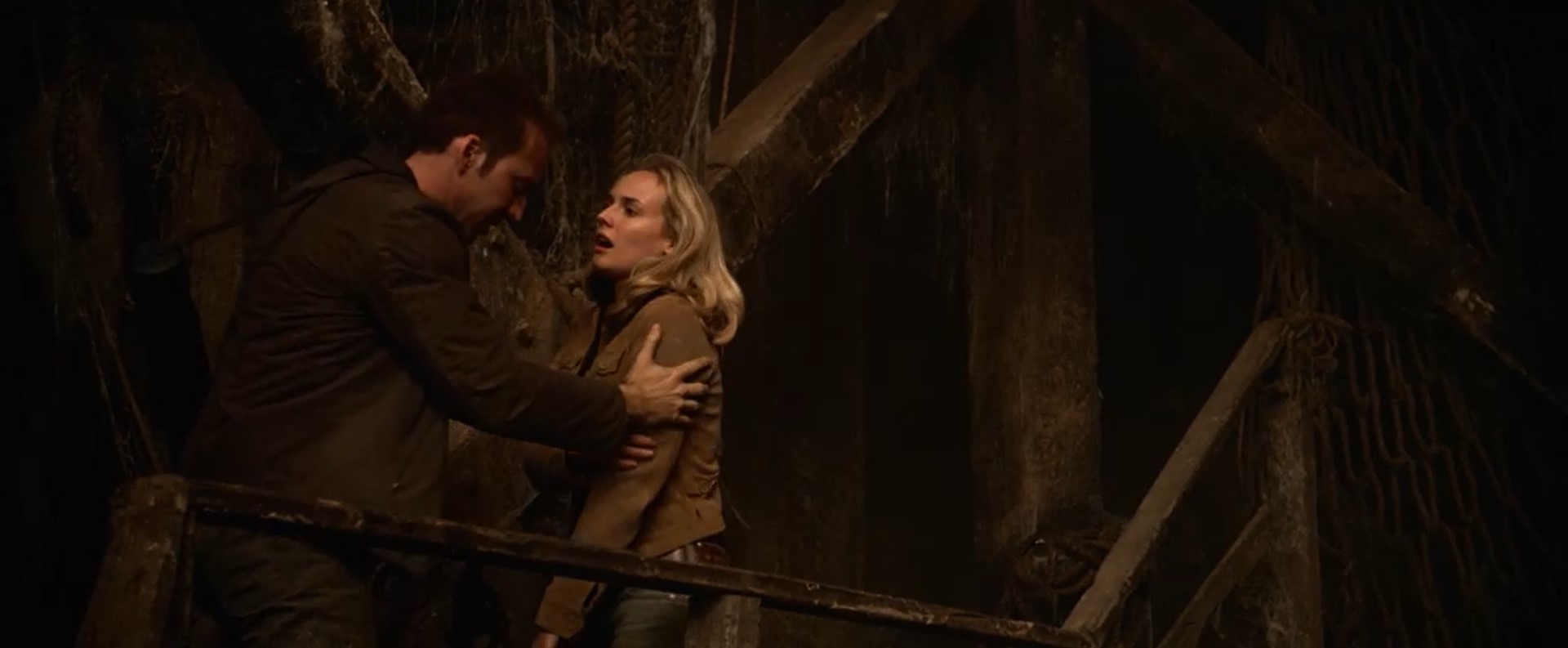 — Извини, прости, я бросил тебя, чтобы спасти декларацию.
— Нет, все верно, я бы тоже тебя бросила.
— Да?
— Я бы вас обоих бросил, психи.