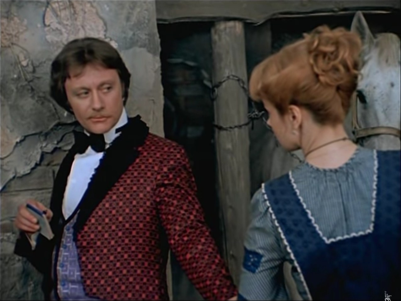 Ровно в полночь. Приходите к амбару — не пожалеете! Мне ухаживать некогда. Вы привлекательны, я чертовски привлекателен. Чего зря время терять? В полночь, жду.