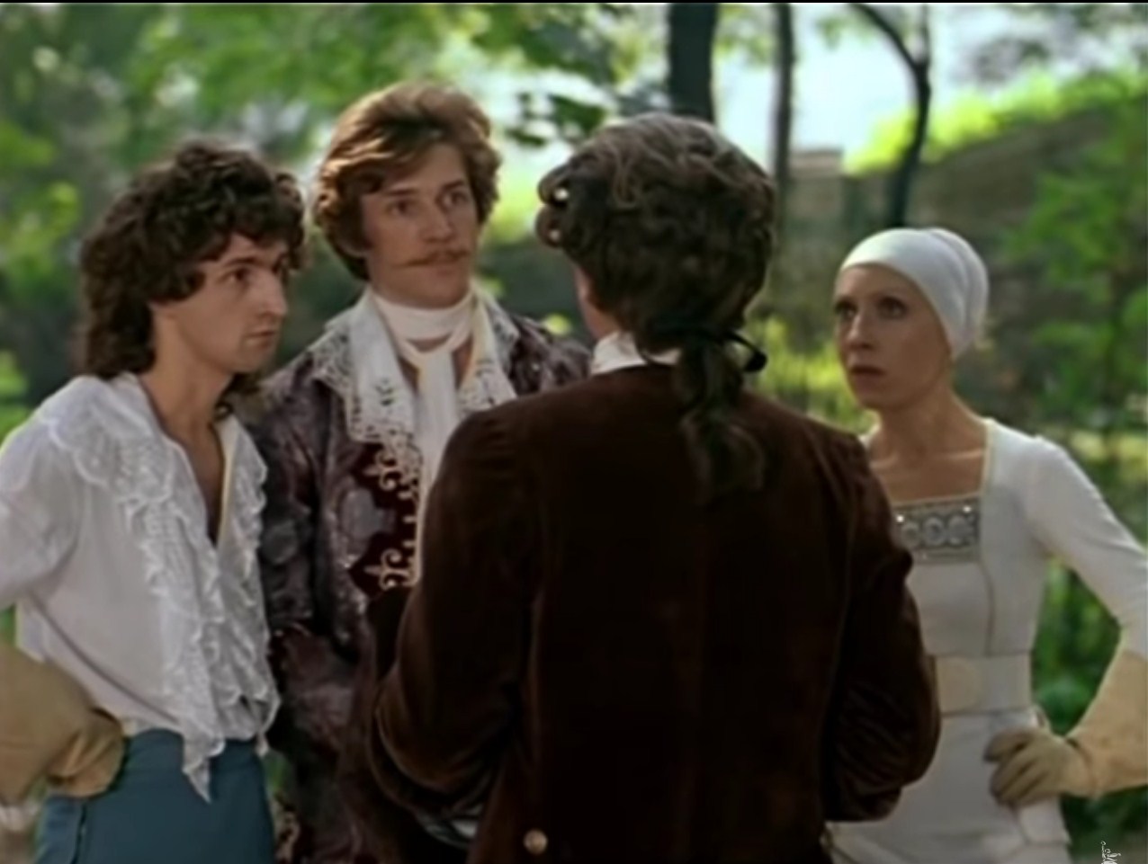 — Бросил жену с ребёнком!
— Какой ребёнок? Я — офицер!
— Бросил жену с офицером!