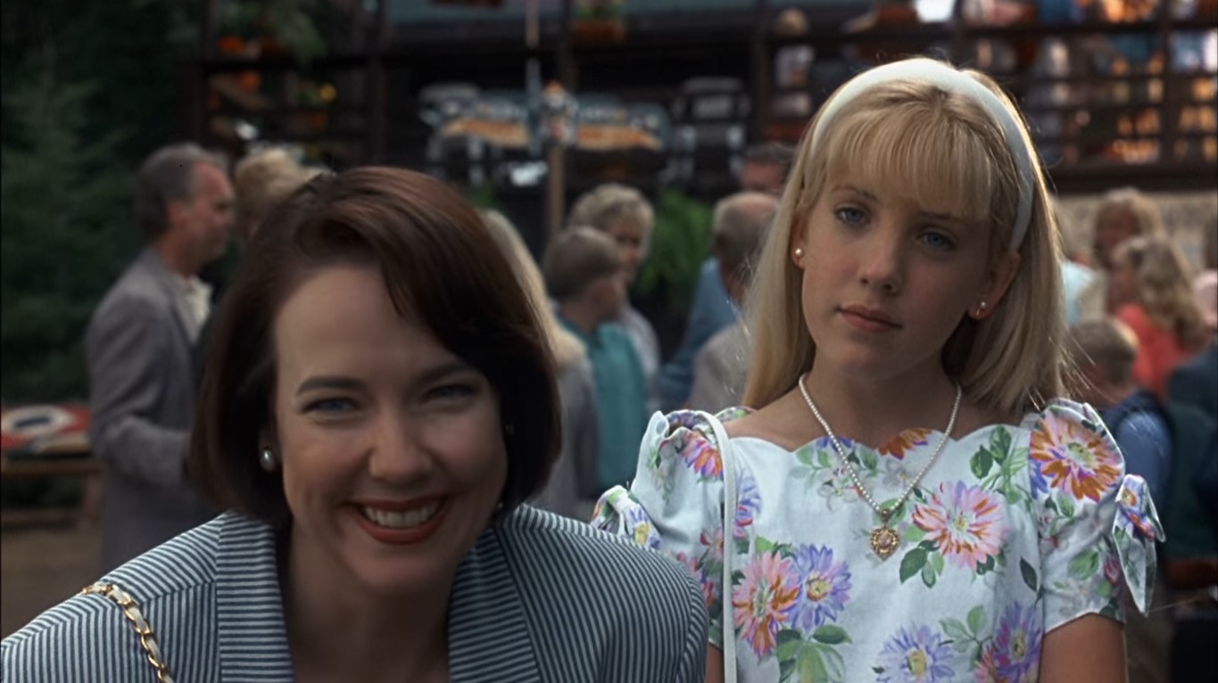 Мортиша: — Уэнздей сейчас в том определенном возрасте, когда на уме у девочек только одно.
Эллен: — Мальчики?
Уэнздей: — Убийства.