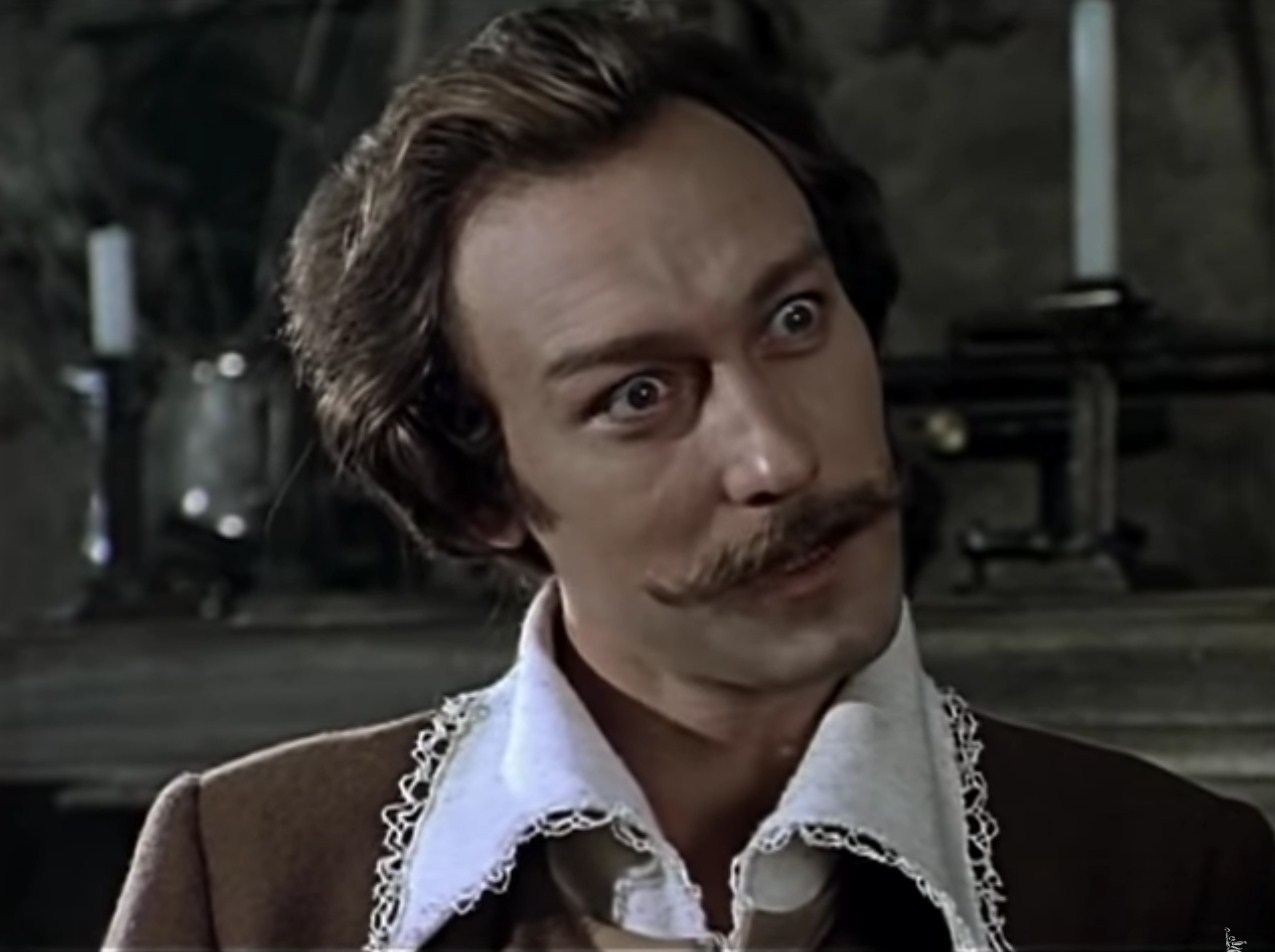 — Попал. Утка. С яблоками. Она, кажется, хорошо прожарилась.
— Она, кажется, ещё и соусом по дороге облилась.
— Да? Как это мило с её стороны. Итак, прошу за стол!