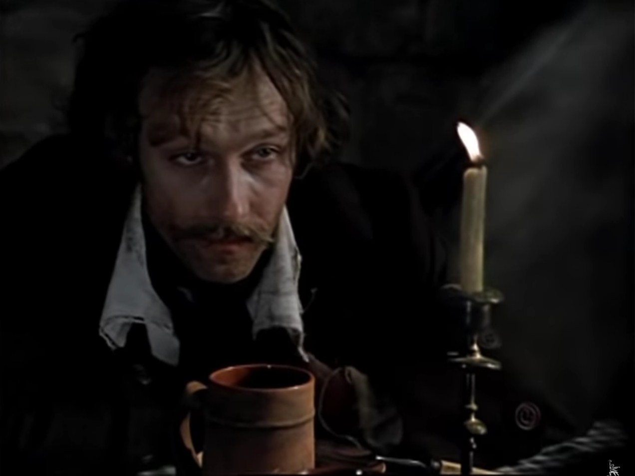 — Всё шутите?
— Давно бросил. Врачи запрещают.
— С каких это пор вы стали ходить по врачам?
— Сразу после смерти...
— Говорят ведь юмор — он полезный, шутка, мол, жизнь продлевает.
— Не всем. Тем, кто смеется, — продлевает. Тому, кто острит, — укорачивает. Вот так вот.