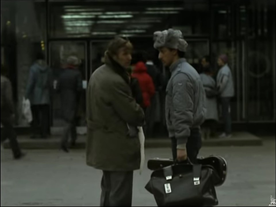 — Товарищ, там человек говорит, что он инопланетянин, надо что-то делать.
— Звони в ноль-три.