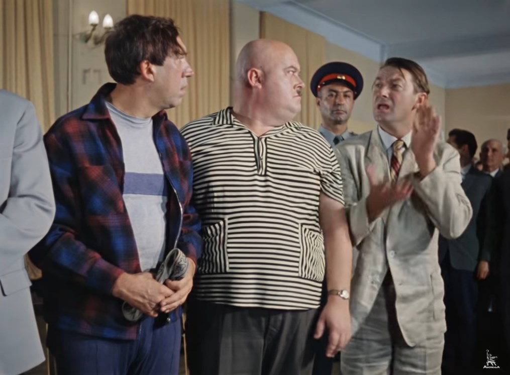 — Встать! Суд идет!
— Да здравствует наш суд, самый гуманный суд в мире!
— Прошу садиться. Садитесь, садитесь…
— Спасибо, я постою.