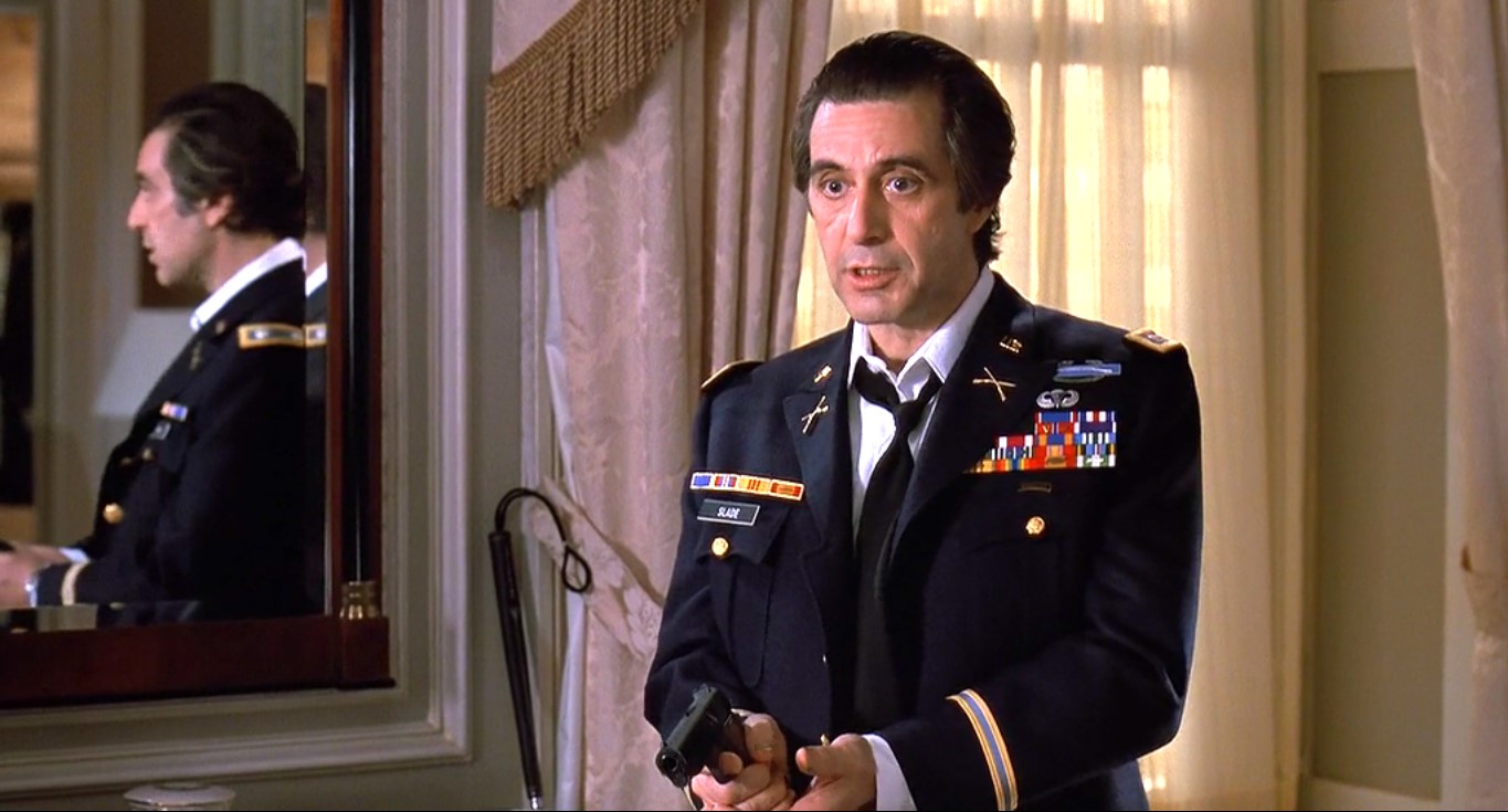 подполковник Фрэнк Слэйд Чарли Симмс — Мне бы хотелось с вами не согласиться, полковник.
— Ты не в том положении, чтоб не соглашаться. У меня заряженное оружие 45-го калибра, а у тебя прыщи.