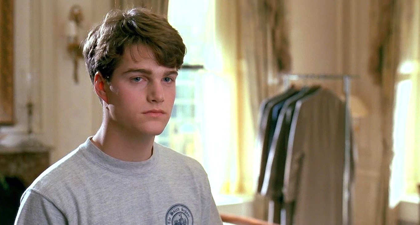 подполковник Фрэнк Слэйд Насчет твоей проблемы, Чарли. На свете есть два типа людей: кто-то встречает грозу, а кто-то прячется от нее под крышей. Крыша лучше.
=================
Что касается твоей проблемы, Чарли. На свете есть два типа людей: одни подставляются, другие — прячутся в норе. Нора лучше.