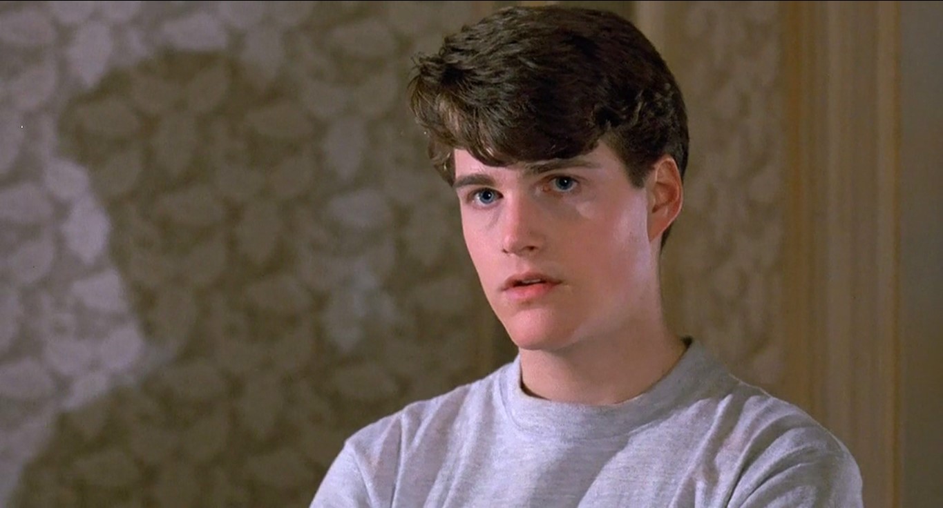 подполковник Фрэнк Слэйд Чарли Симмс – Какая тебе разница в том, пущу я себе пулю в лоб или нет?
– Просто у меня есть совесть…
– У тебя есть совесть? Я забыл… Совесть Чарли! Настучать или не настучать? Принять кодекс богатеньких или нет? Позволить этому слепому придурку умереть или нет? Совесть Чарли… Когда ты родился, сынок? Во времена рыцарей Круглого стола? Ты что, не слышал? Совесть умерла.
– Нет, не слышал.
– Тогда вынь вату из ушей.