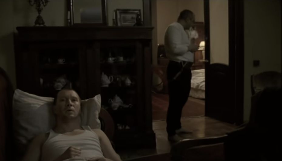 — У тебя, начальник, баба-то есть?
— Есть НЕВЕСТА.
— Любишь?
— Люблю.
— А че не женитесь?
— Закон не позволяет.
— Что же за закон такой, что на любимой женщине не позволяет жениться?
— Разные есть законы...
— Дурак ты, начальник. Правда выше любого закона. А справедливость выше правды. Но выше справедливости — милосердие.
— Высоко задрал...
— И еще выше есть.
— Что может быть выше милосердия?
— Любовь.