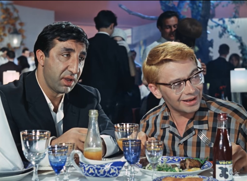 — Бамбармия! Киргуду!
— Что он сказал?
— Он сказал, что если вы откажетесь, они вас зарежут... Шутка.