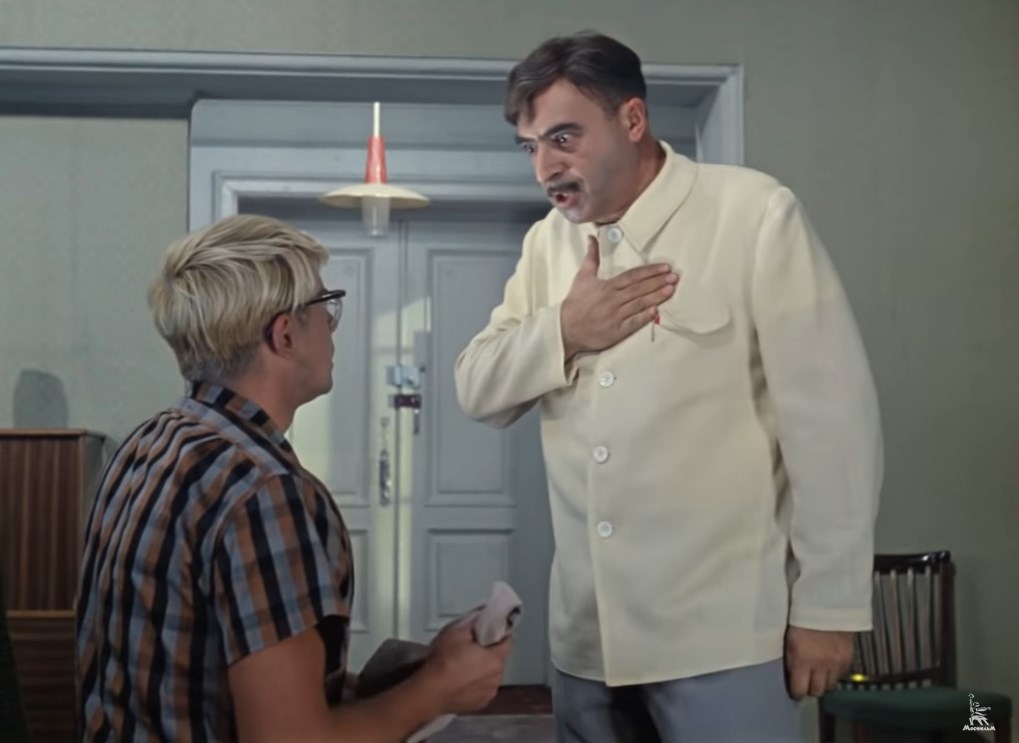 — Какой позор, какой позор! Клянусь, честное слово! Понимаете ли, на весь район! На весь район! Я лично займусь этим делом! Этот таинственный жених — подлец ничтожный!... А кстати, вы не знаете, кто это, да? Нет, да?
— Да ну...
— Очень жаль, очень жаль. Подлец! Подлец! Аморальный тип! Просто аморальный тип! Большое спасибо за сигнал. На этом отдельном отрицательном примере мы мобилизуем общественность, поднимем массы...