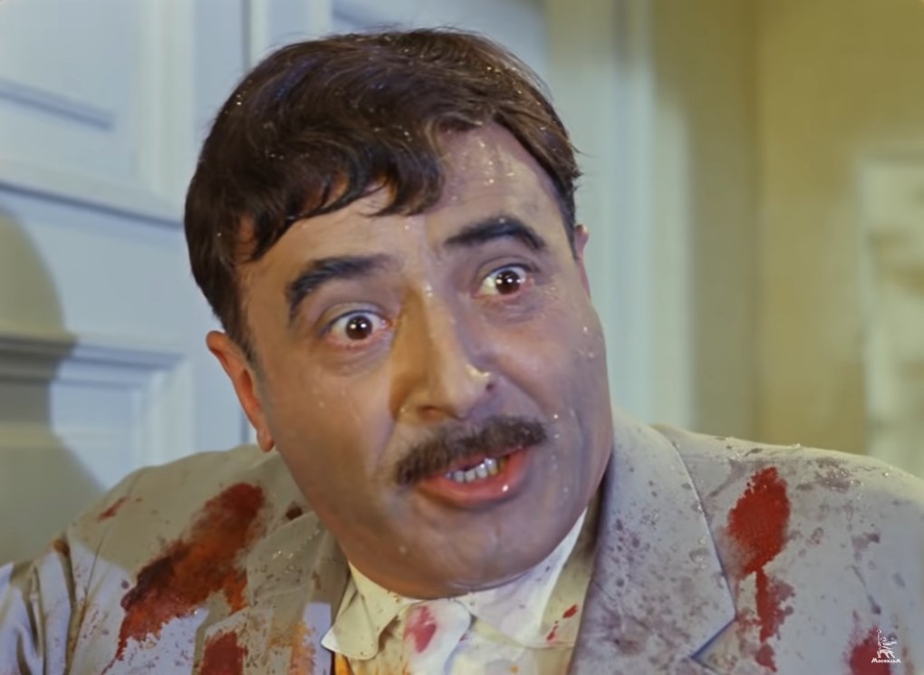 — В общем так, мне теперь из этого дома есть только два пути: либо я её веду в загс, либо она меня ведёт к прокурору.
— Не надо!
— Сам не хочу, что ты...