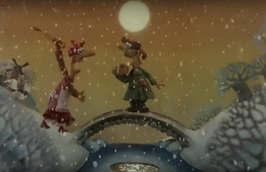 Хорошо, что жена попалась строгая и авторитетная.
Как-то под Новый Год послала она его. В общем, послала его за ёлкой.
— Уж послала, так послала.