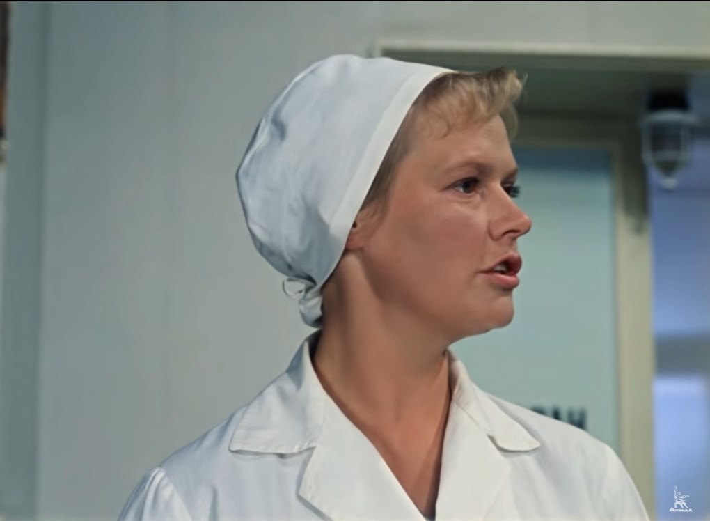 — Могу я видеть прокурора?
— Можете. Где у нас прокурор?
— В шестой палате, где раньше Наполеон был.