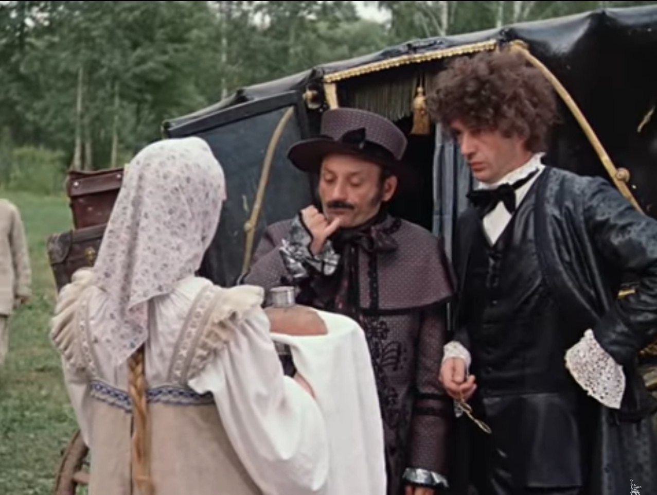 Граф Калиостро: — Маргадон, прими!
Фимка (подавая хлеб и соль): — Пожалуйте, сударь.
Маргадон высыпает соль на хлеб, кидает солонку во внутренний карман сюртука.
Диалог деревенских мужиков:
— Понравилось видать, молодец.
— Хороший человек.
— Солонку спёр.
— И не побрезговал.