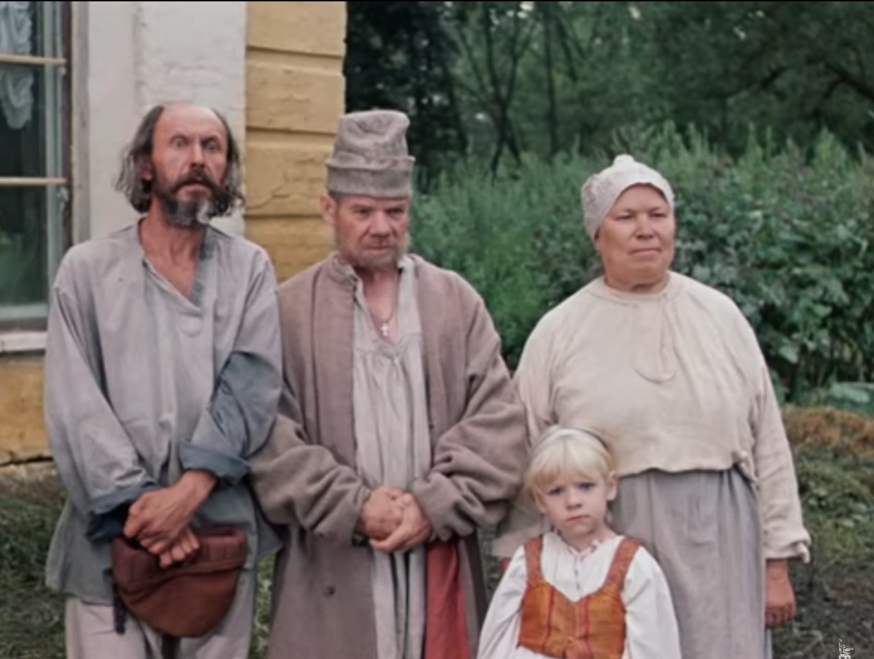 Граф Калиостро: — Маргадон, прими!
Фимка (подавая хлеб и соль): — Пожалуйте, сударь.
Маргадон высыпает соль на хлеб, кидает солонку во внутренний карман сюртука.
Диалог деревенских мужиков:
— Понравилось видать, молодец.
— Хороший человек.
— Солонку спёр.
— И не побрезговал.