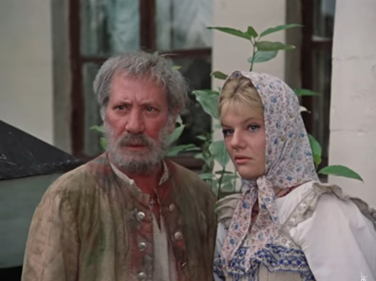 — Дядя Степан, ихний кучер на меня в лорнет посмотрел. Чего это он?
— Чего-чего? Зрение слабое!
— Беееедненький!