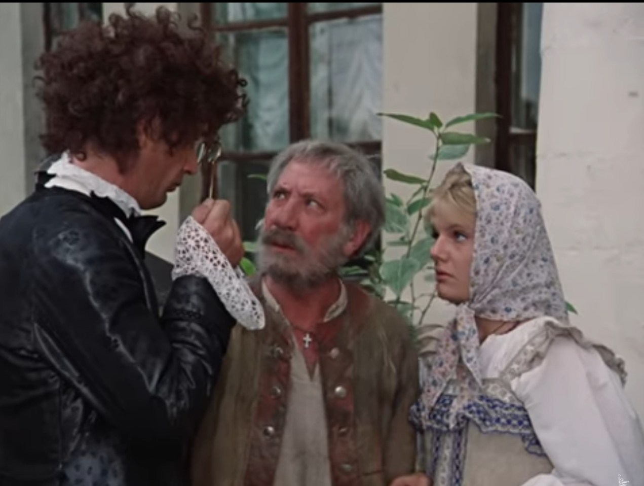 — Дядя Степан, ихний кучер на меня в лорнет посмотрел. Чего это он?
— Чего-чего? Зрение слабое!
— Беееедненький!