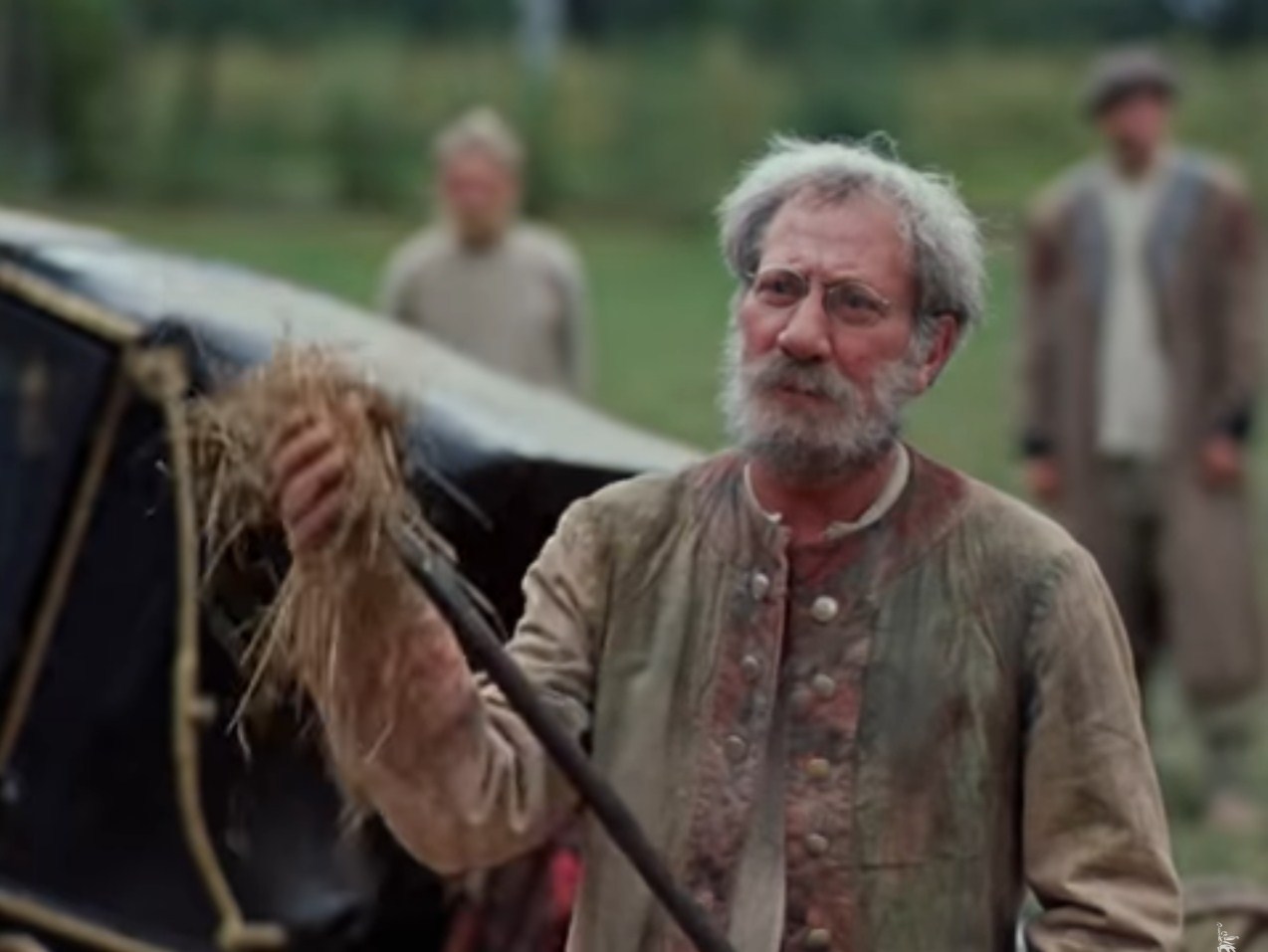 — Степан, у гостя карета сломалась.
— Вижу, барин. Ось полетела и спицы менять надо.
— За сколько сделаешь?
— За день сделаю.
— А за два?
— Ну, за два... Сделаем и за два.
— А за пять дней?
— Ну, ежели постараться, можно и за пять.
— А за десять?
— Ну, барин, ты задачки ставишь! За десять дней одному не справиться, помощник нужен. Homo sapiens.
— Бери помощников, но чтоб не раньше!
— Чудные господа! Долго гостить-то собираются?
— От мене зависит.  Здесь всё от мене зависит.