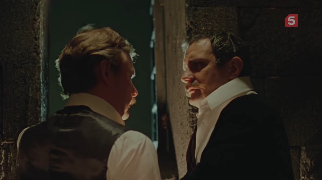 — На болотах прячется беглый каторжник Селден — ее брат. А они его кормят.
— Да что вы говорите!