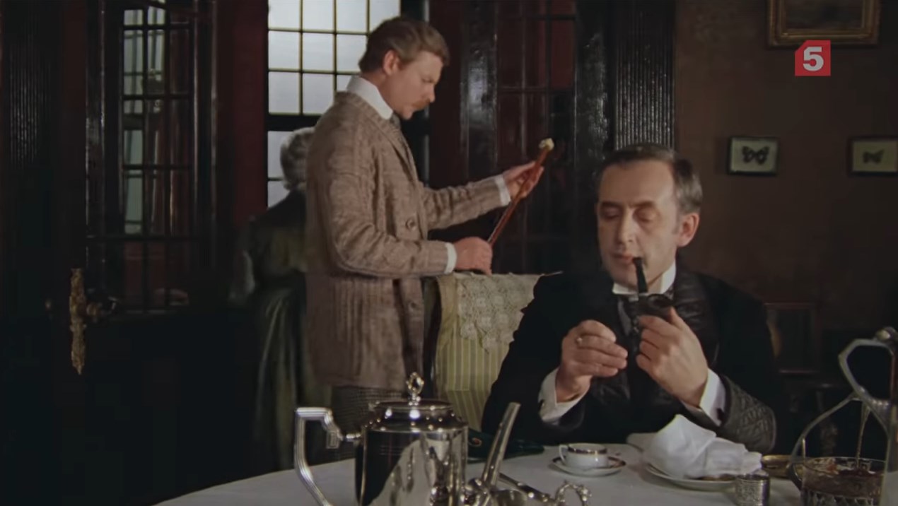 — Интересно, Ватсон, что Вы скажете об этой трости?
— Можно подумать, что у вас на затылке глаза…
— Дорогой друг, если бы вы читали мою монографию об органах осязания у сыщиков, Вы бы знали, что на кончиках ушей имеются такие тепловые точки, так что глаз на затылке у меня нет.
— Он видит Ваше отражение в кофейнике.