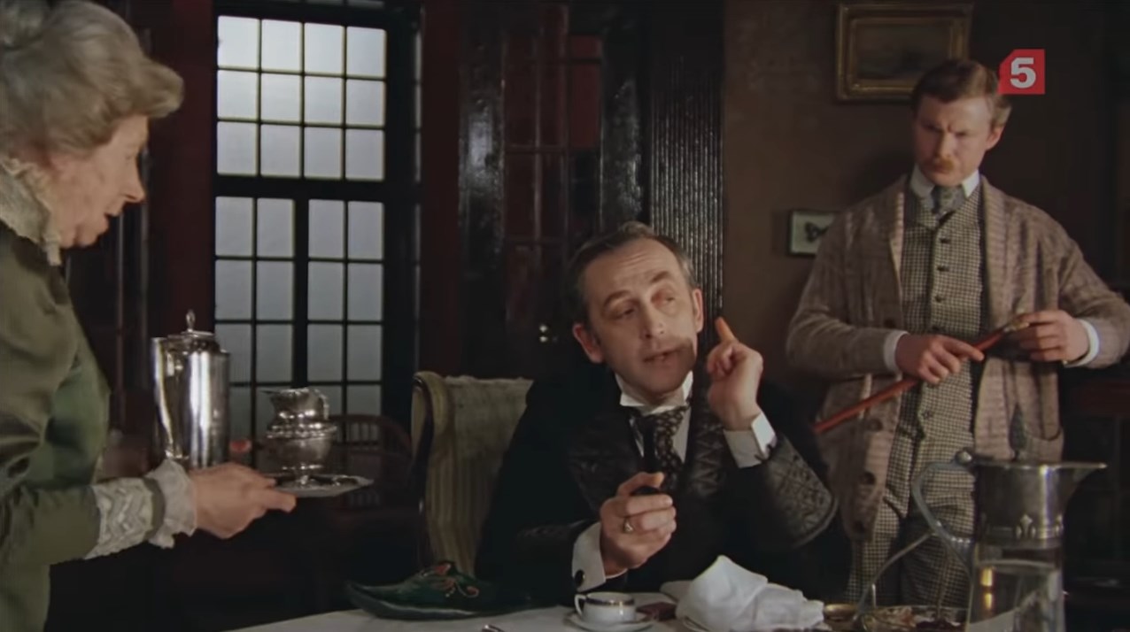 — Интересно, Ватсон, что Вы скажете об этой трости?
— Можно подумать, что у вас на затылке глаза…
— Дорогой друг, если бы вы читали мою монографию об органах осязания у сыщиков, Вы бы знали, что на кончиках ушей имеются такие тепловые точки, так что глаз на затылке у меня нет.
— Он видит Ваше отражение в кофейнике.