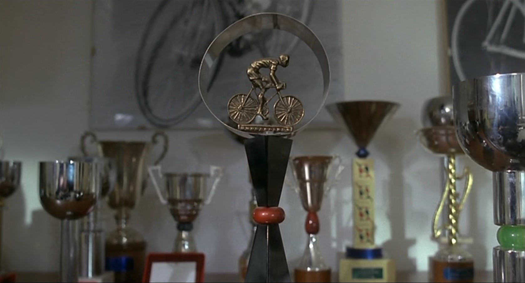 В молодости он был посредственным велосипедистом, затем всеми правдами и неправдами, подкупом, воровством патентов и лизанием задниц, пробил себе дорогу в руководство компании. И вот, достигнув власти, возжелал, чтобы подчинённые увлеклись велосипедным спортом.